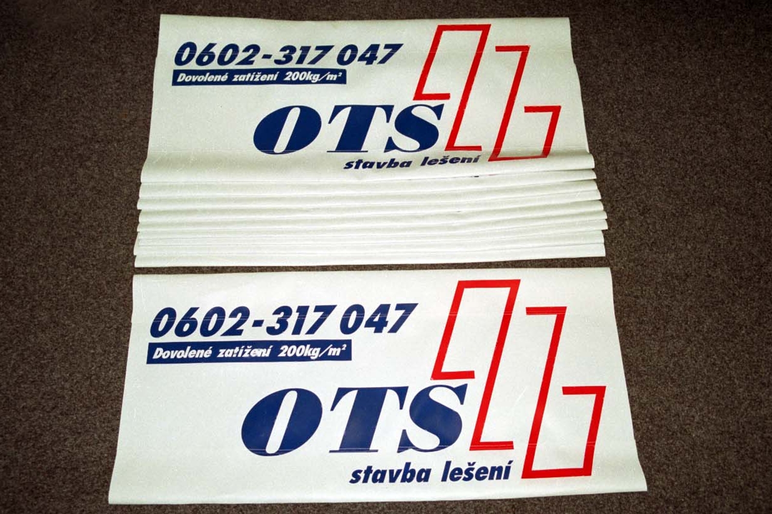 Bannery s rukávy pro nasunutí na systémové lešení (scan kinofilmu)