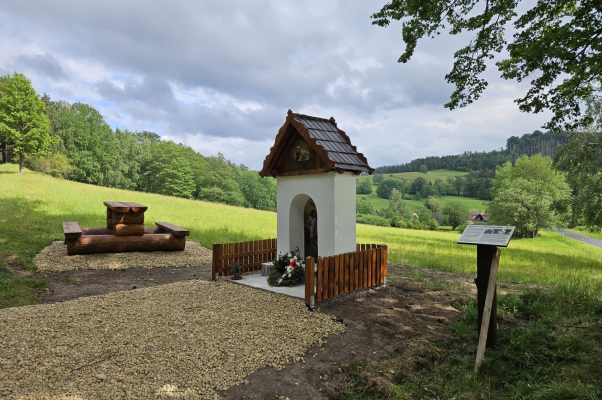 Dřevěný pult k nové kapličce