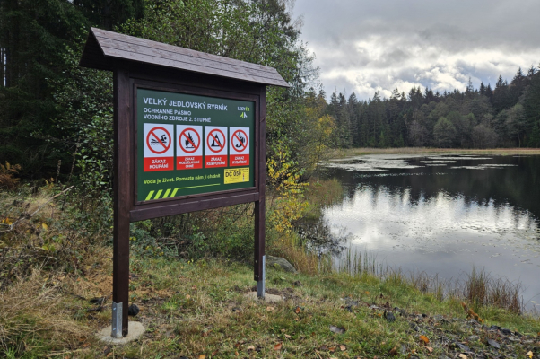 Dřevěný stojan k rybníku