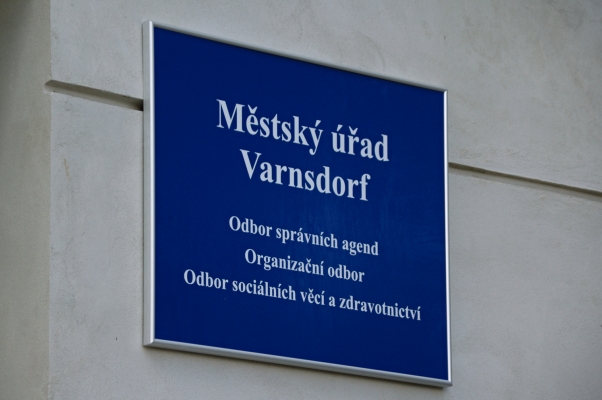 Exteriérové označení budovy městského úřadu Varnsdorf
