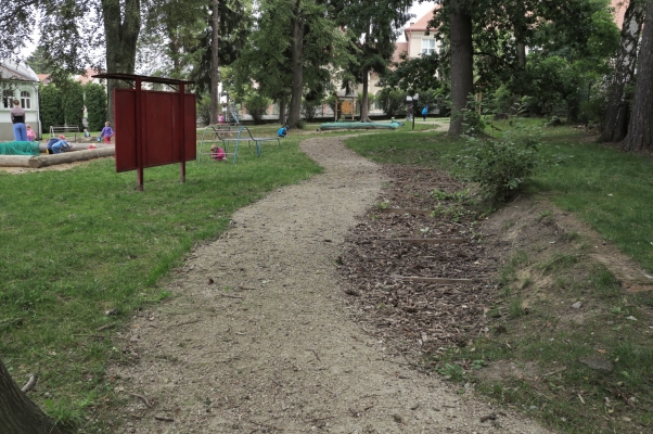 Naučná stezka v MŠ Frýdlant - mlatová cesta a lesní povrchy