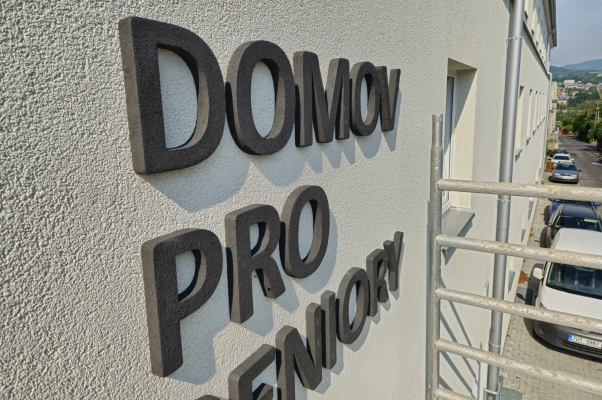 Označení na fasádě DPS Křešice