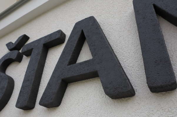 Označení na fasádě v Těchlovicích