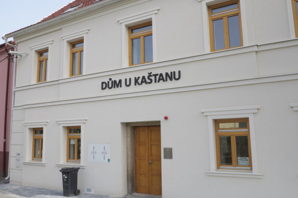 Označení na fasádě v Těchlovicích