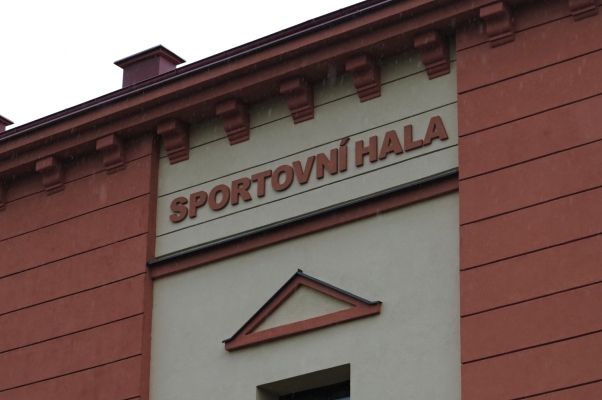 Označení sportovní haly v Meziboří - písmena z desek EPS