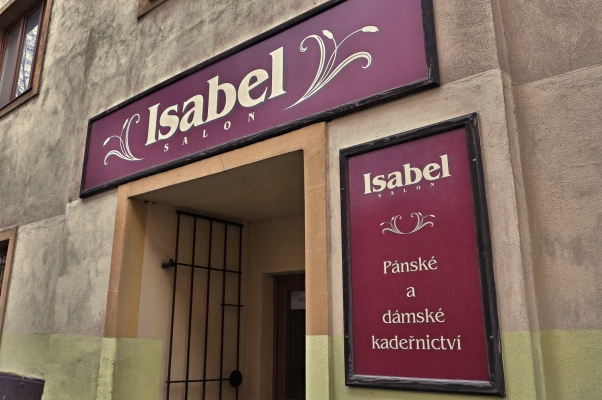 Reklamní desky salonu Isabel v roce 2023 - vydržely téměř čtvrt století.