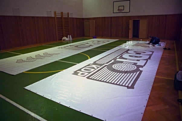 Standardní způsob výroby bannerů v roce 2004 – šablony, barvy